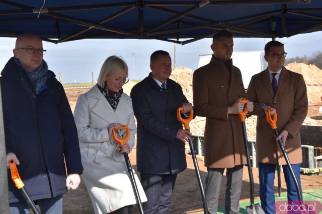 Łopata wbita! Rusza budowa nowej hali przemysłowo-magazynowej w Jaworzynie Śląskiej [Foto]