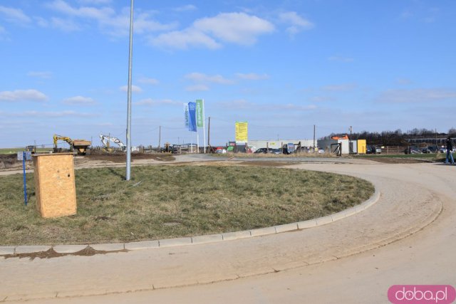 Łopata wbita! Rusza budowa nowej hali przemysłowo-magazynowej w Jaworzynie Śląskiej [Foto]