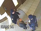 15-latka skopała drzwi w dworcowej poczekalni 