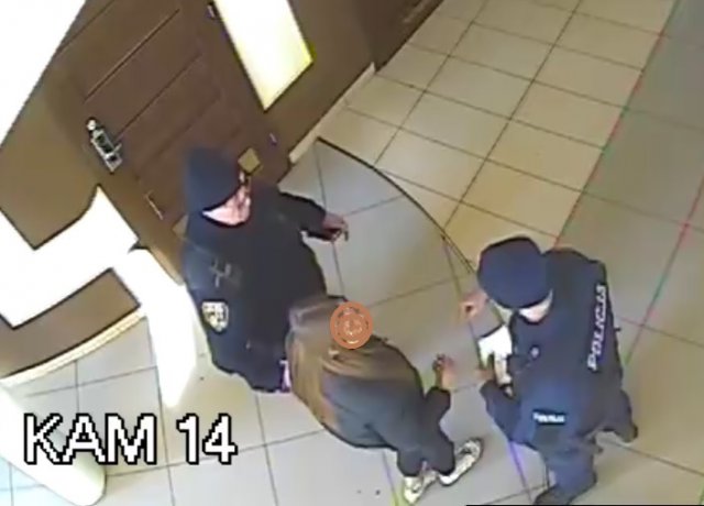 15-latka skopała drzwi w dworcowej poczekalni 