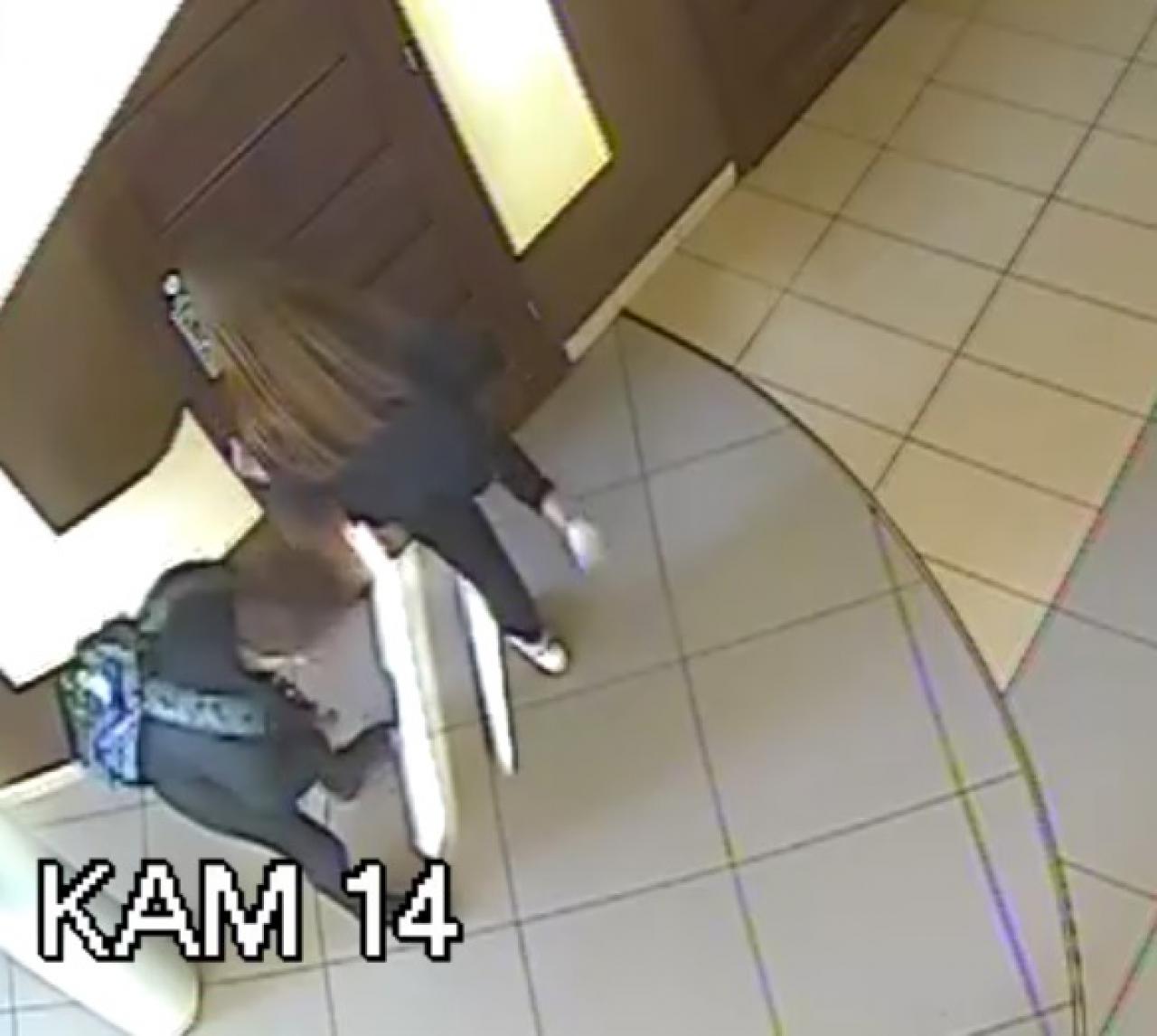 15-latka skopała drzwi w dworcowej poczekalni 