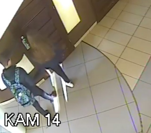 15-latka skopała drzwi w dworcowej poczekalni 