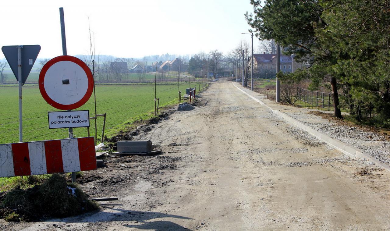 Trwają inwestycje w gminie Dobromierz: Przebudowa mostu i drogi w Gniewkowie oraz budowa sieci kanalizacyjnej do WSSE w Dobromierzu [Foto]
