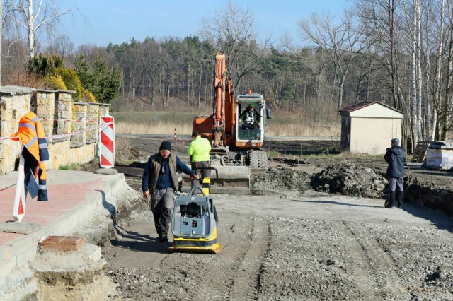 Rozpoczęła się przebudowa dróg w Żarowie. Cała inwestycja kosztuje prawie 3,5 mln złotych [Foto]