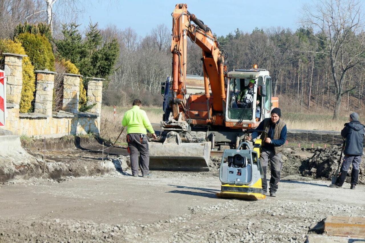 Rozpoczęła się przebudowa dróg w Żarowie. Cała inwestycja kosztuje prawie 3,5 mln złotych [Foto]