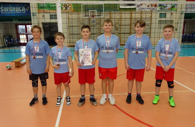 Dwójki chłopców: Podsumowanie turnieju minisiatkówki w Świdnicy [Foto]