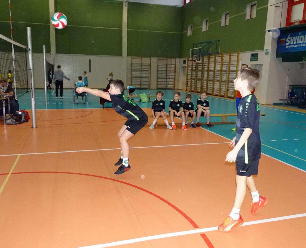 Dwójki chłopców: Podsumowanie turnieju minisiatkówki w Świdnicy [Foto]