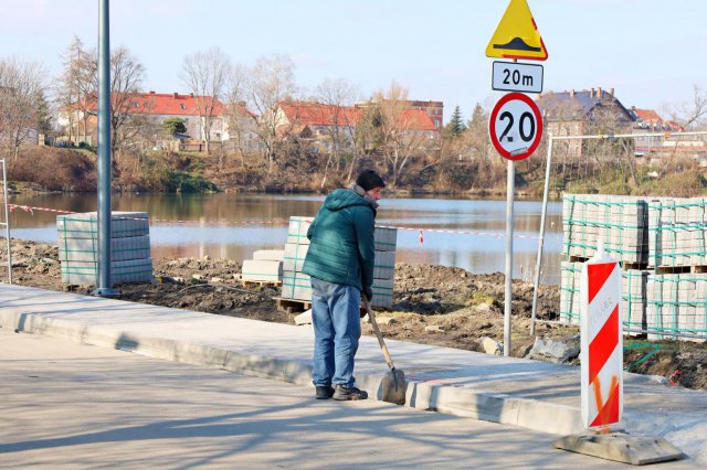 Trwa rewitalizacja stawu miejskiego w Żarowie. Co zostanie wykonane? [Foto, Szczegóły]