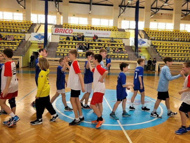 Drugi dzień emocji sportowych w Świebodzicach: Mini piłka ręczna chłopców [Foto]