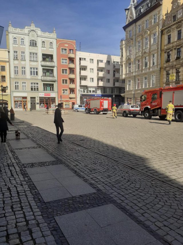 Zadymiła się klatka schodowa w jednej z kamienic na świdnickim rynku [Foto]