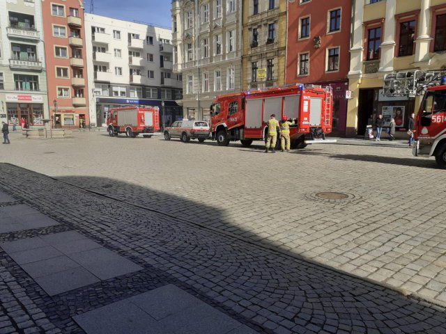 Zadymiła się klatka schodowa w jednej z kamienic na świdnickim rynku [Foto]