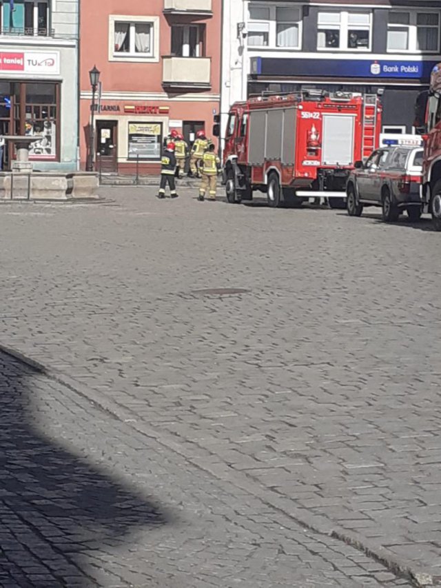 Zadymiła się klatka schodowa w jednej z kamienic na świdnickim rynku [Foto]