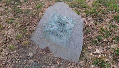 Wandal zniszczył szybę na pamiątkowym głazie w Parku Młodzieżowym