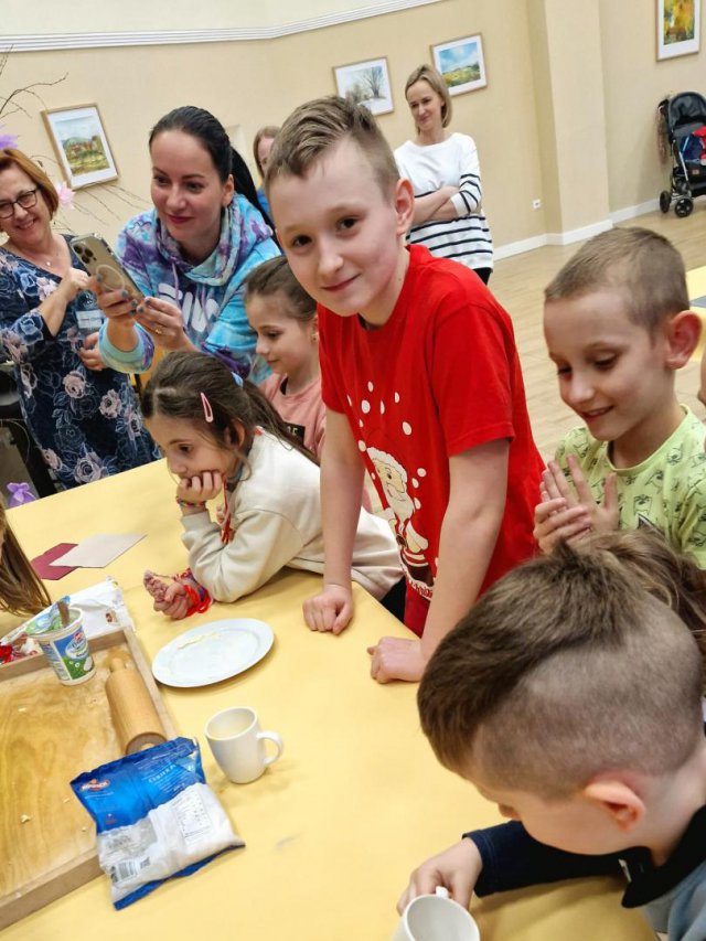 Dekorują wielkanocne mazurki, uczą się i korzystają z wiedzy gospodyń [Foto]