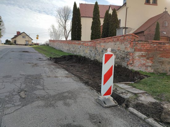 Ruszyła budowa chodnika w Marcinowicach [Foto]