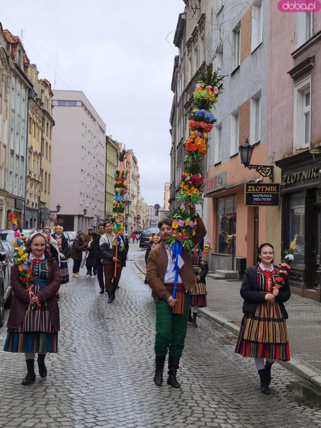 [FOTO] Ulicami Świdnicy przeszedł barwny korowód z palmami