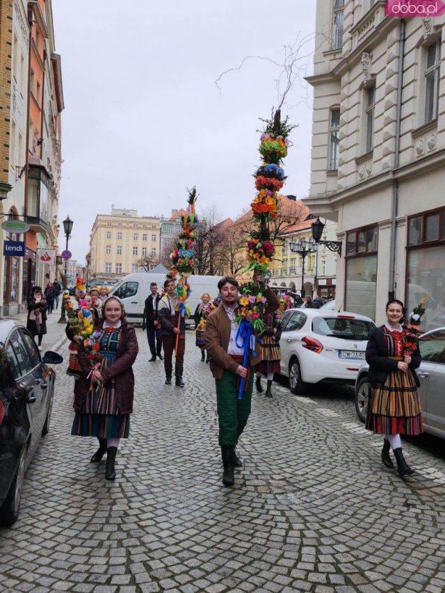 [FOTO] Ulicami Świdnicy przeszedł barwny korowód z palmami