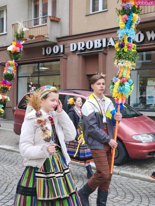 [FOTO] Ulicami Świdnicy przeszedł barwny korowód z palmami