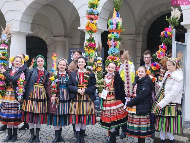 [FOTO] Ulicami Świdnicy przeszedł barwny korowód z palmami