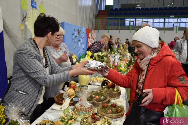 Stroiki, koszyczki, palmy, tradycyjne potrawy, występy artystyczne i wiele innych. Jarmark Wielkanocny zawitał do Strzegomia [Foto]