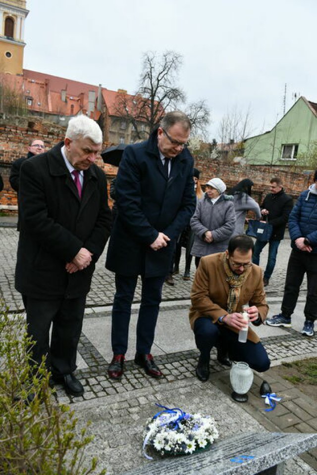 Pamiątkowa tablica upamiętniająca ofiary katastrofy budowlanej w Świebodzicach odsłonięta [Foto]