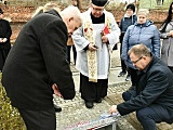 Pamiątkowa tablica upamiętniająca ofiary katastrofy budowlanej w Świebodzicach odsłonięta [Foto]