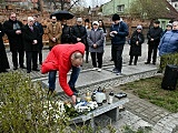 Pamiątkowa tablica upamiętniająca ofiary katastrofy budowlanej w Świebodzicach odsłonięta [Foto]