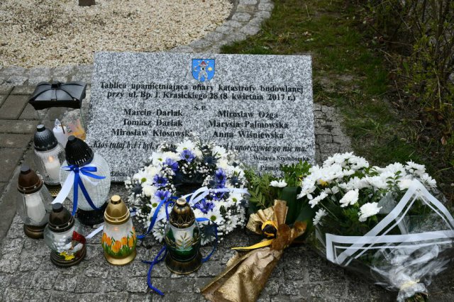 Pamiątkowa tablica upamiętniająca ofiary katastrofy budowlanej w Świebodzicach odsłonięta [Foto]