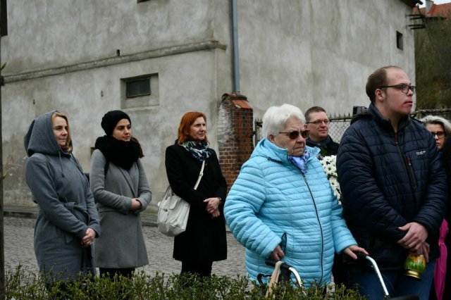 Pamiątkowa tablica upamiętniająca ofiary katastrofy budowlanej w Świebodzicach odsłonięta [Foto]
