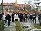 Pamiątkowa tablica upamiętniająca ofiary katastrofy budowlanej w Świebodzicach odsłonięta [Foto]