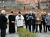 Pamiątkowa tablica upamiętniająca ofiary katastrofy budowlanej w Świebodzicach odsłonięta [Foto]
