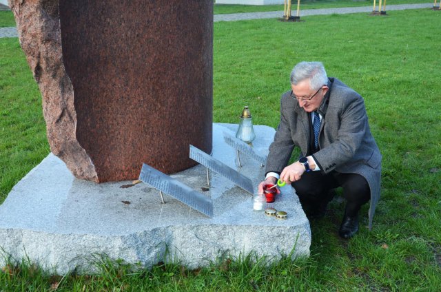 Upamiętniono rocznicę katastrofy smoleńskiej w Strzegomiu [Foto]