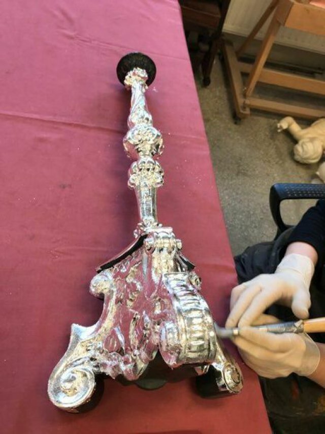 Zabytkowe lichtarze odnowione. Renowacja zabytków z kaplicy w Pyszcznie [Foto]