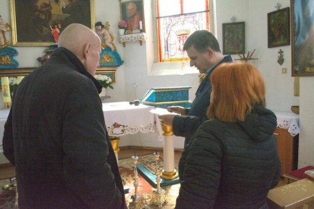 Zabytkowe lichtarze odnowione. Renowacja zabytków z kaplicy w Pyszcznie [Foto]