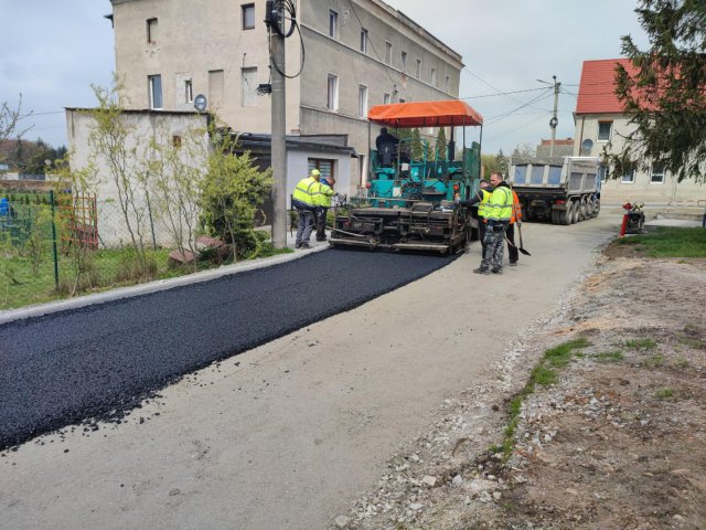 Nowa nawierzchnia na drodze gminnej przy remizie strażackiej w Zebrzydowie [Foto]