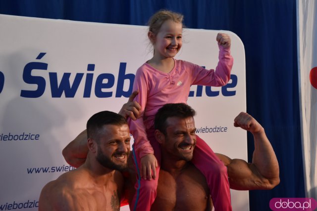 Ależ to było spotkanie! Mieszkańcy Świebodzic hucznie przywitali utytułowanych kulturystów [Foto, Wideo]