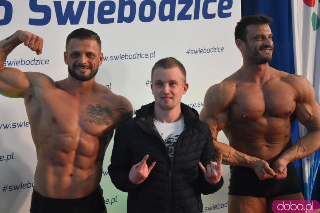 Ależ to było spotkanie! Mieszkańcy Świebodzic hucznie przywitali utytułowanych kulturystów [Foto, Wideo]