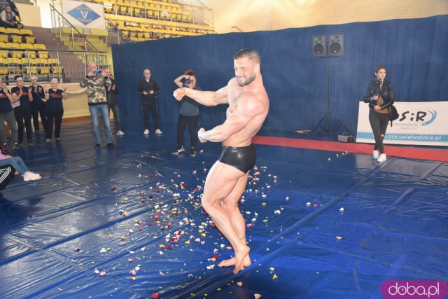 Ależ to było spotkanie! Mieszkańcy Świebodzic hucznie przywitali utytułowanych kulturystów [Foto, Wideo]