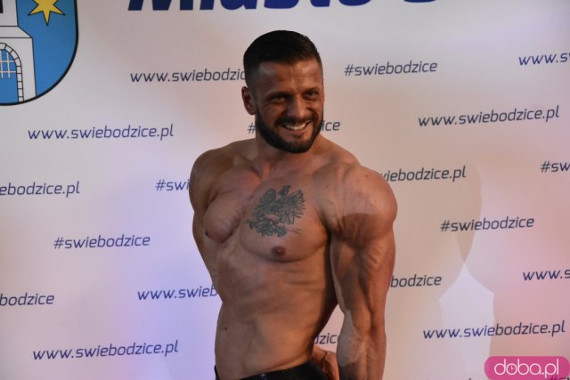 Ależ to było spotkanie! Mieszkańcy Świebodzic hucznie przywitali utytułowanych kulturystów [Foto, Wideo]