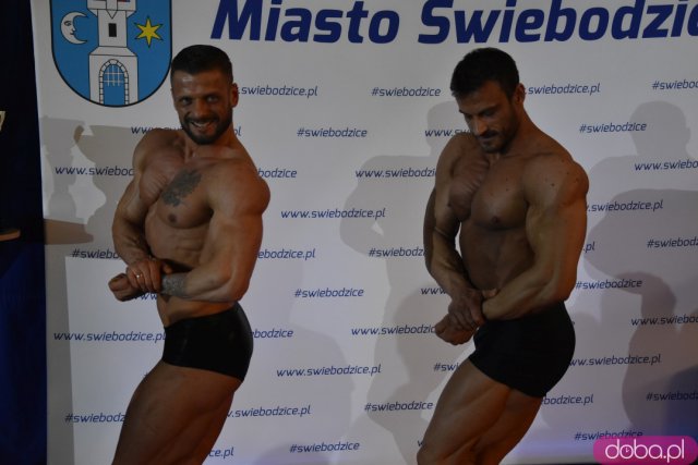 Ależ to było spotkanie! Mieszkańcy Świebodzic hucznie przywitali utytułowanych kulturystów [Foto, Wideo]