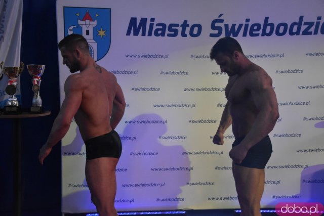 Ależ to było spotkanie! Mieszkańcy Świebodzic hucznie przywitali utytułowanych kulturystów [Foto, Wideo]