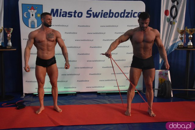 Ależ to było spotkanie! Mieszkańcy Świebodzic hucznie przywitali utytułowanych kulturystów [Foto, Wideo]