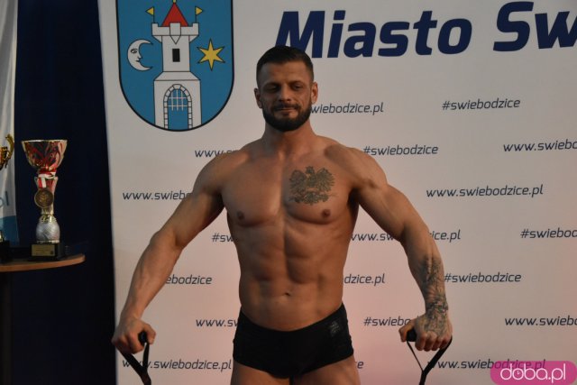 Ależ to było spotkanie! Mieszkańcy Świebodzic hucznie przywitali utytułowanych kulturystów [Foto, Wideo]