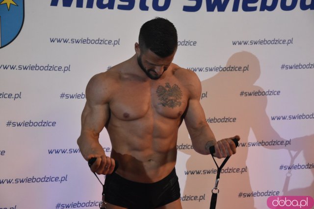 Ależ to było spotkanie! Mieszkańcy Świebodzic hucznie przywitali utytułowanych kulturystów [Foto, Wideo]