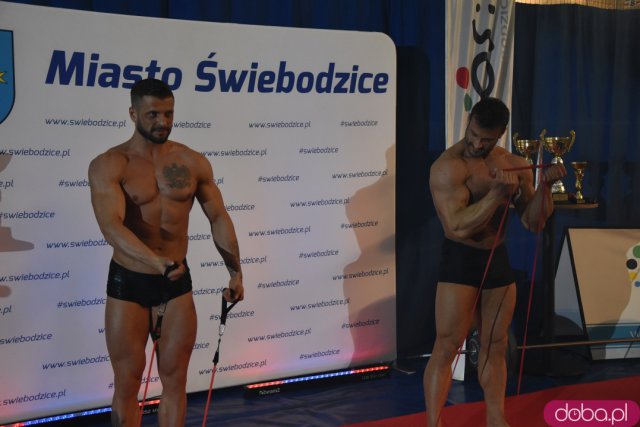 Ależ to było spotkanie! Mieszkańcy Świebodzic hucznie przywitali utytułowanych kulturystów [Foto, Wideo]