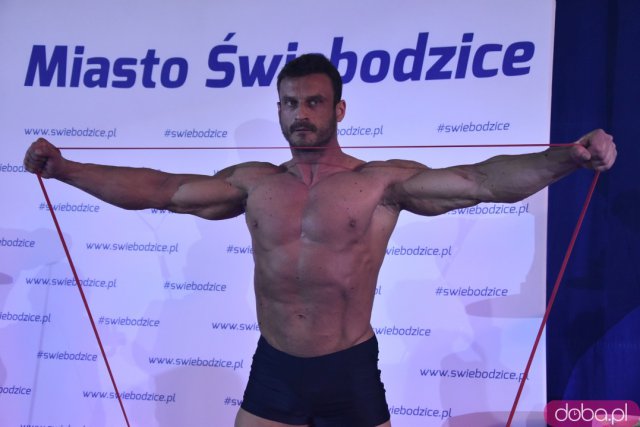 Ależ to było spotkanie! Mieszkańcy Świebodzic hucznie przywitali utytułowanych kulturystów [Foto, Wideo]