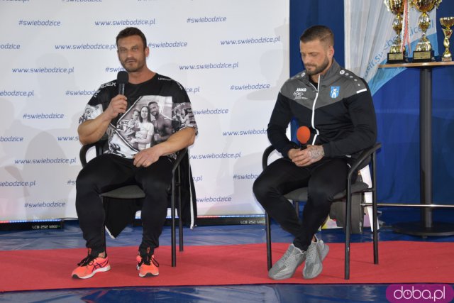 Ależ to było spotkanie! Mieszkańcy Świebodzic hucznie przywitali utytułowanych kulturystów [Foto, Wideo]