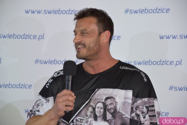 Ależ to było spotkanie! Mieszkańcy Świebodzic hucznie przywitali utytułowanych kulturystów [Foto, Wideo]