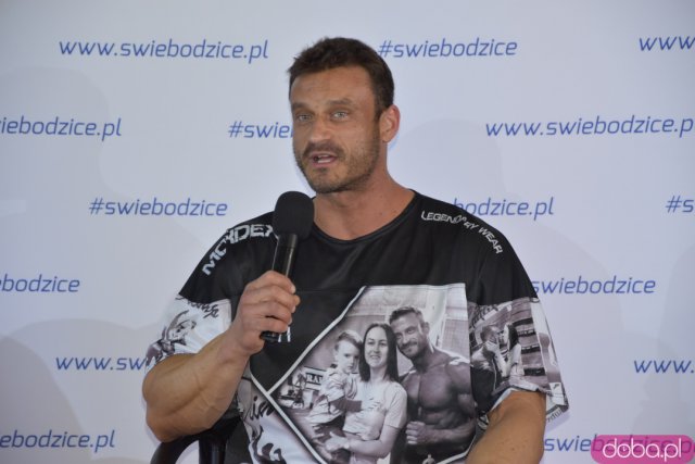 Ależ to było spotkanie! Mieszkańcy Świebodzic hucznie przywitali utytułowanych kulturystów [Foto, Wideo]