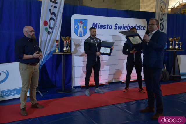 Ależ to było spotkanie! Mieszkańcy Świebodzic hucznie przywitali utytułowanych kulturystów [Foto, Wideo]